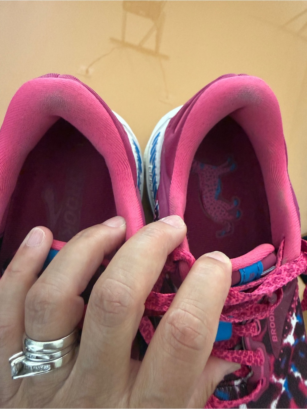 Brooks Women’s Pink Leopard Running Shoes Adrenaline GTS 22 size 7.5 - Picture 2 of 5